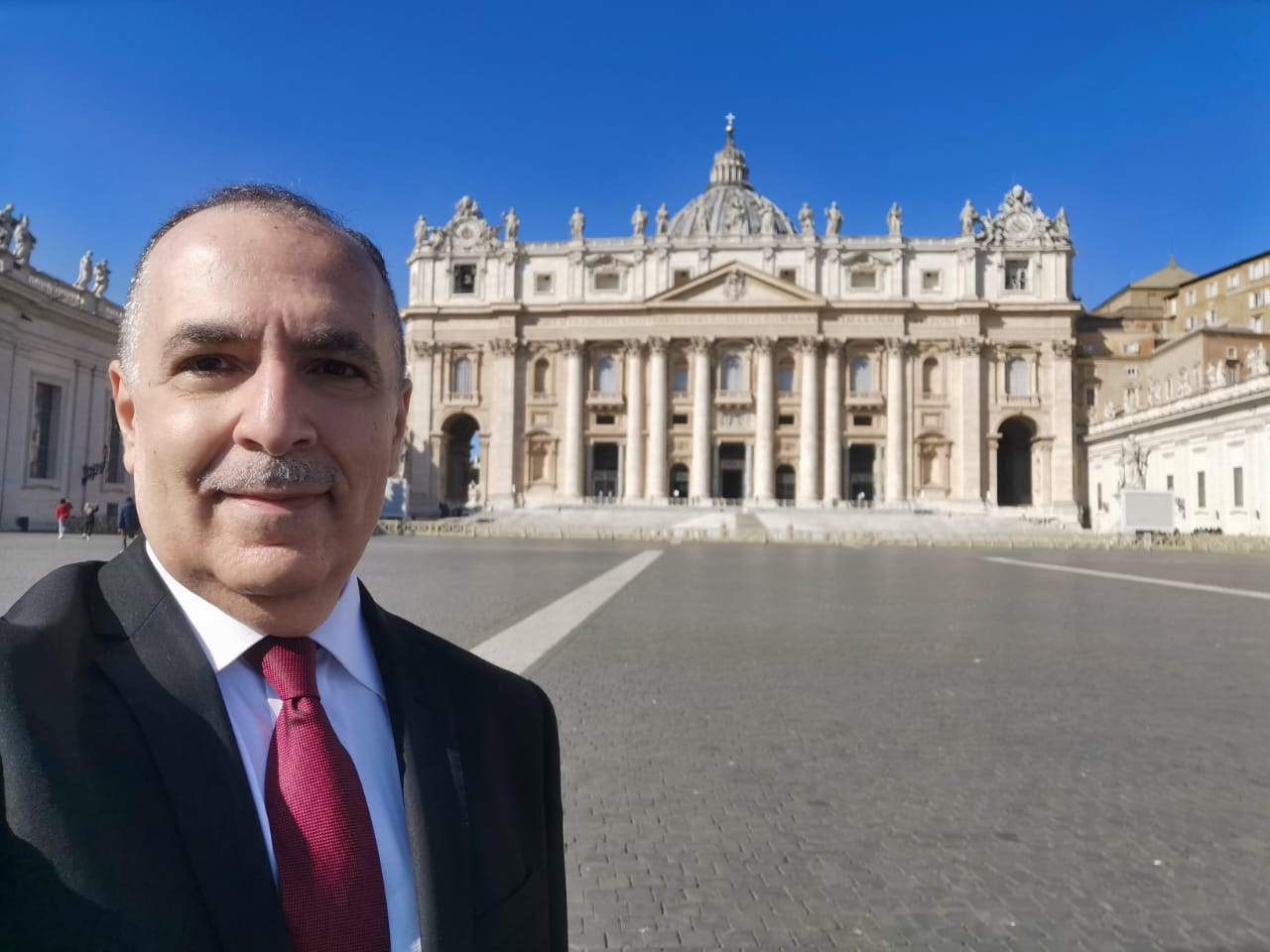 دكتور ناجي قزيلي أمام بازيليك القدّيس بطرس في الفاتيكان