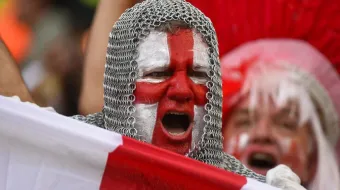 صورة لأحد مشجّعي المنتخب الإنكليزي في مونديال 2014 مرتديًا أزياءً «صليبيّة» Provided by: Ben Bonser/Pinterest