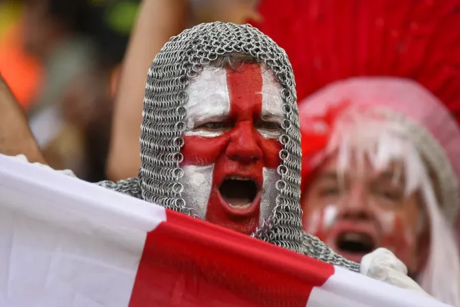 الاتحاد الدولي لكرة القدم «الفيفا» يصف الأزياء التي ارتداها مشجعو إنجلترا بـ «الأزياء المسيئة»