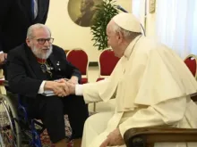ألتقى البابا فرانسيس بأعضاء الاتحاد الدولي للصيادلة الكاثوليك في 2 مايو 2022 في دار ضيافة سانتا مارتا بالفاتيكان