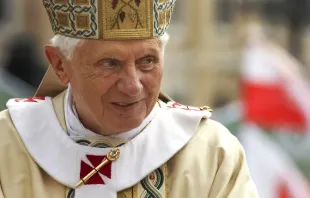 البابا بنديكتوس السادس عشر يحيّي المؤمنين في ساحة القديس بطرس بمناسبة تطويب البابا يوحنا بولس الثاني في 1 مايو/أيّار 2011 في مدينة الفاتيكان، إيطاليا Provided by: Jeffrey Bruno/Shutterstock/CNA