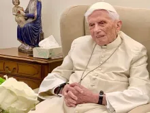 البابا بنديكتوس السادس عشر في دير «أمّ الكنيسة» الفاتيكاني في العام 2022