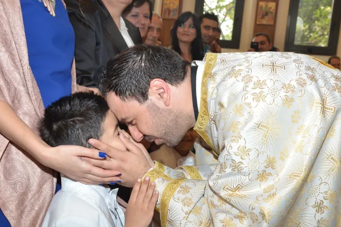 الأب بيتر حنا يقبّل ابنه في رسامته الكهنوتيّة