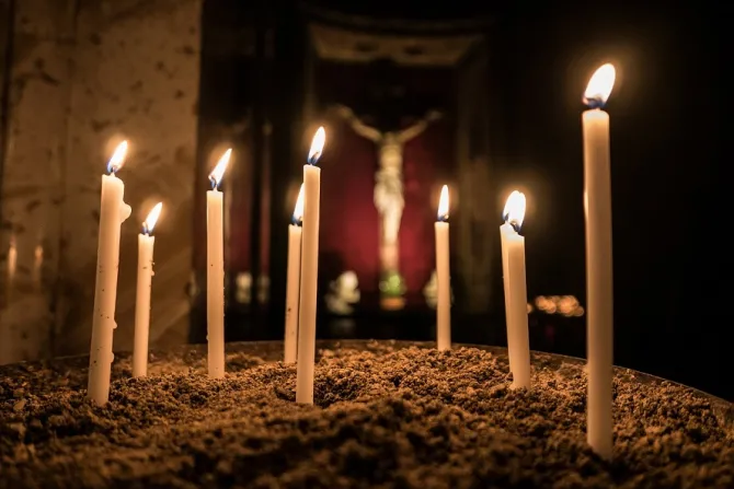 العطاء شمعة تستمدّ نورها من ضياء المسيح-صورة
