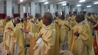 الأساقفة الكاثوليك الهنود يصلّون في اختتام مؤتمرهم يوم 7 فبراير/شباط 2024 مصدر الصورة: أنطو أكّارا/وكالة الأنباء الكاثوليكيّة