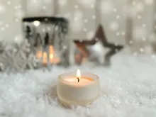 إضاءة شمعة بيضاء ترمز إلى السلام
