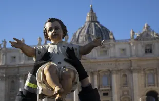 مؤمنة تحمل تمثال الطفل يسوع في ساحة القدّيس بطرس-الفاتيكان لكي يباركه البابا فرنسيس بعد صلاة التبشير الملائكيّ في 17 ديسمبر/كانون الأول الحالي مصدر الصورة:  فاتيكان ميديا