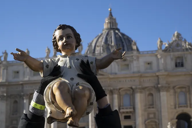 مؤمنة تحمل تمثال الطفل يسوع في ساحة القدّيس بطرس-الفاتيكان لكي يباركه البابا فرنسيس بعد صلاة التبشير الملائكيّ في 17 ديسمبر/كانون الأول الحالي