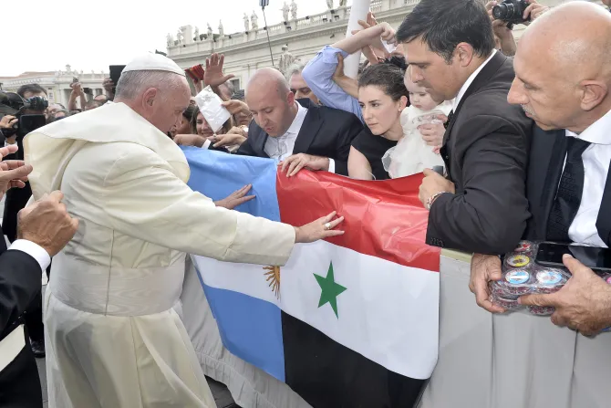 Pope Francis with flag of Syria