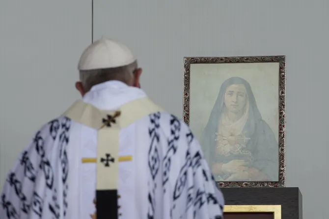 البابا فرانسيس وهو يكرم صورة مريم بقلب مثقوب في كيتو، الإكوادور في 7 يوليو 2015.