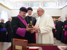البابا فرنسيس اثناء لقاءه ببطريرك كنيسة المشرق الآشورية، البطريرك كوركيس الثالث في 17 نوفمبر 2016 في مدينة الفاتيكان.