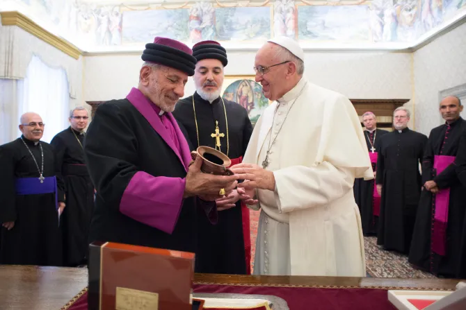 البابا فرنسيس اثناء لقاءه ببطريرك كنيسة المشرق الآشورية، البطريرك كوركيس الثالث في 17 نوفمبر 2016 في مدينة الفاتيكان.
