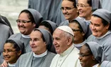 البابا فرنسيس وحشد من الراهبات في آب 2019