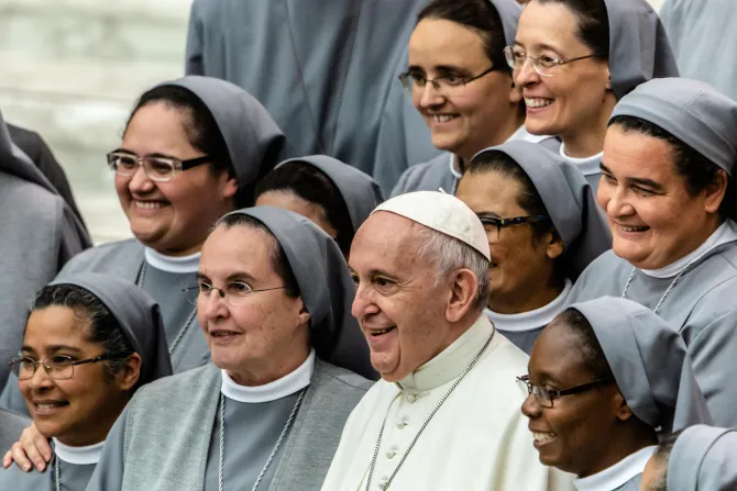 البابا فرنسيس وحشد من الراهبات في آب 2019