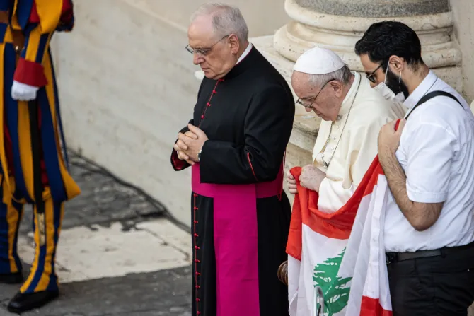 البابا فرنسيس يحمل علم لبنان-صورة