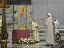 يحتفل البابا فرنسيس بعيد الفصح (أحد القيامة) في كاتدرائية القديس بطرس في 4 أبريل 2021.