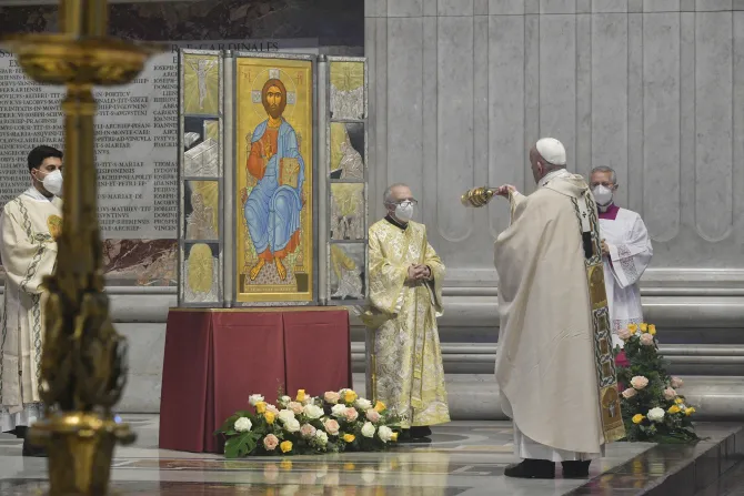 يحتفل البابا فرنسيس بعيد الفصح (أحد القيامة) في كاتدرائية القديس بطرس في 4 أبريل 2021.