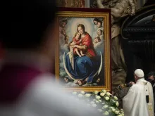 صورة مريم العذراء و تكريمها من قبل البابا فرنسيس في القداس الإلهي