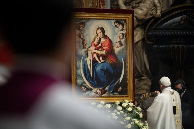 صورة مريم العذراء و تكريمها من قبل البابا فرنسيس في القداس الإلهي