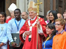 البابا بنديكتوس السادس عشر مع مجموعة من الشباب خارج كاتدرائيّة وستمنستر في 18 سبتمبر/أيلول 2010