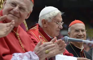 البابا بنديكتوس في اللقاء العالمي للعائلات في ميلانو عام 2012 Provided by: Catholic News Agency