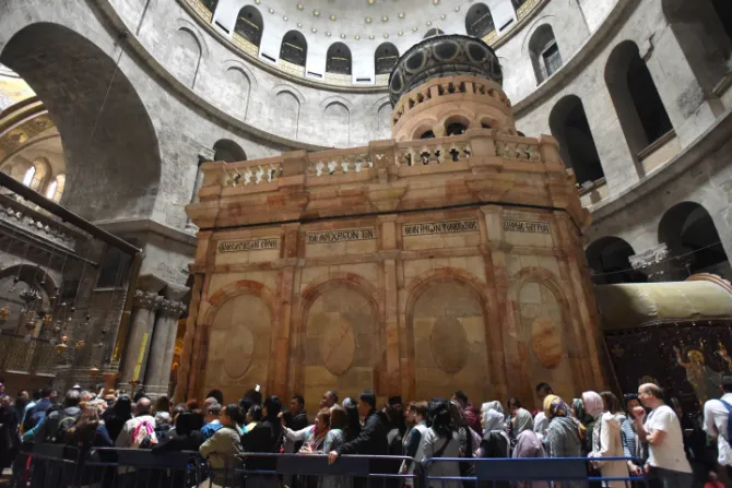 حجّاج يزورون كنيسة القيامة في القدس