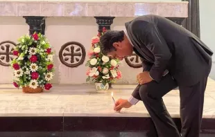 رئيس جامعة البصرة يوقد شمعةً في كنيسة مريم العذراء الكلدانيّة-البصرة، العراق مصدر الصورة: المطران حبيب هرمز