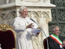 البابا بنديكتوس السادس عشر في اللقاء العالمي للعائلات في يونيو/حزيران 2012