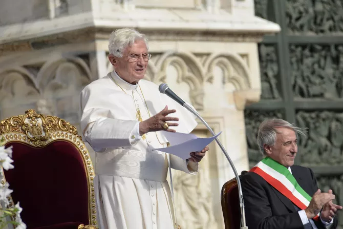 البابا بنديكتوس السادس عشر في اللقاء العالمي للعائلات في يونيو/حزيران 2012