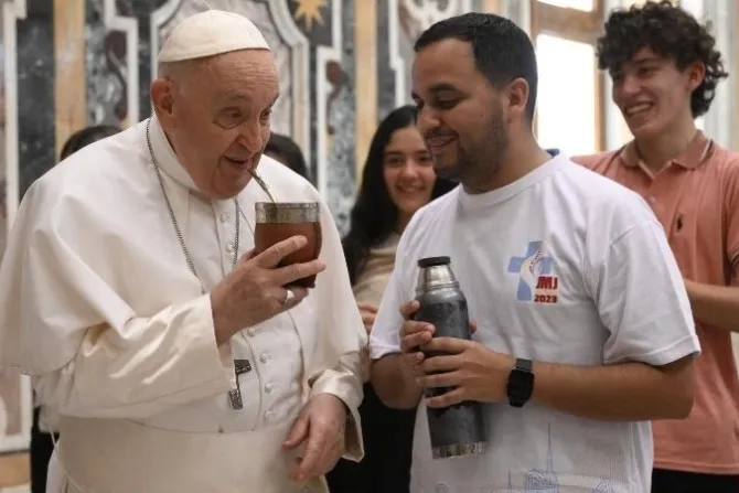 البابا فرنسيس يلتقي مجموعة من شباب أبرشيّة كوردوبا الأرجنتينيّة المتوجّهين إلى لشبونة للمشاركة في الأيّام العالميّة للشبيبة