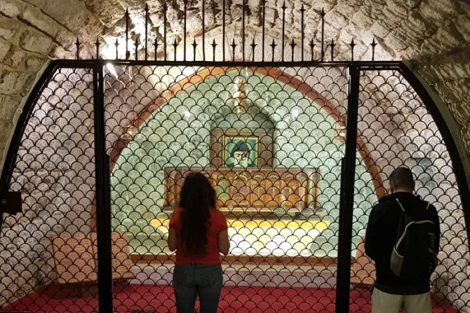 مؤمنان يصلّيان أمام ضريح مار شربل في دير مار مارون-عنّايا