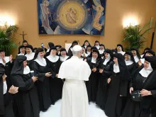 البابا لاوون الرابع عشر يلتقي الراهبات القانونيّات الأغسطينيّات من فيدراليّة المكسيك في القصر الرسوليّ الفاتيكانيّ