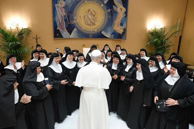 البابا لاوون الرابع عشر يلتقي الراهبات القانونيّات الأغسطينيّات من فيدراليّة المكسيك في القصر الرسوليّ الفاتيكانيّ