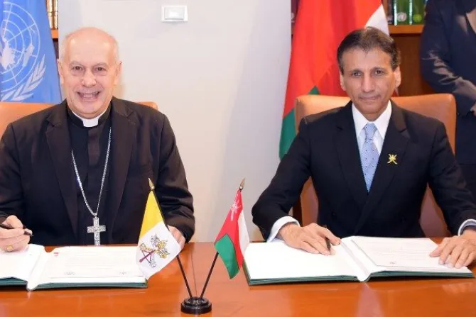رئيس الأساقفة غابرييلي كاتشا والسفير العماني محمد الحسان يوقّعان اتفاق إقامة علاقات دبلوماسيّة بين الكرسي الرسولي وسلطنة عمان