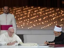 البابا فرنسيس والإمام الأكبر أحمد الطيّب يوقّعان وثيقة «الأخوّة الإنسانيّة من أجل السلام العالمي والعيش المشترك» في العام 2019