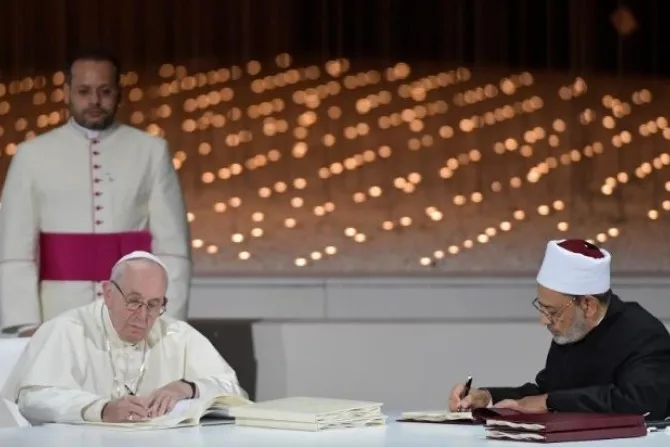 البابا فرنسيس والإمام الأكبر أحمد الطيّب يوقّعان وثيقة «الأخوّة الإنسانيّة من أجل السلام العالمي والعيش المشترك»