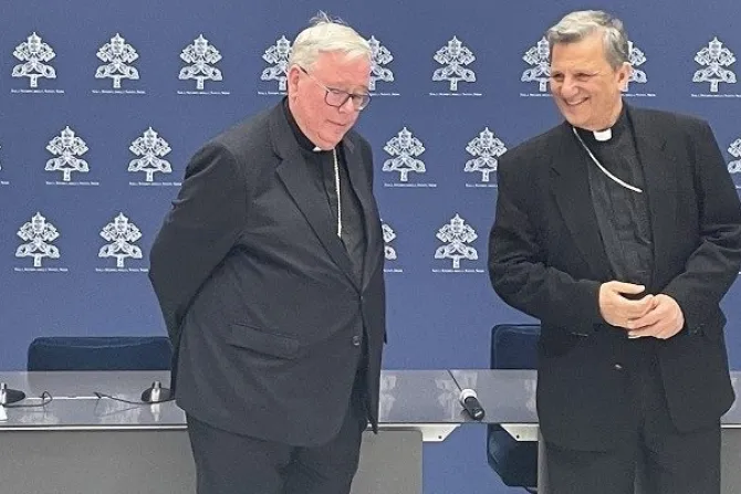 الكاردينالان غريغ (إلى اليسار)، وهولريخ (إلى اليمين) في لقاءٍ عُقِدَ في دار الصحافة الفاتيكانيّة