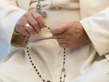 البابا فرنسيس يصلّي المسبحة الورديّة