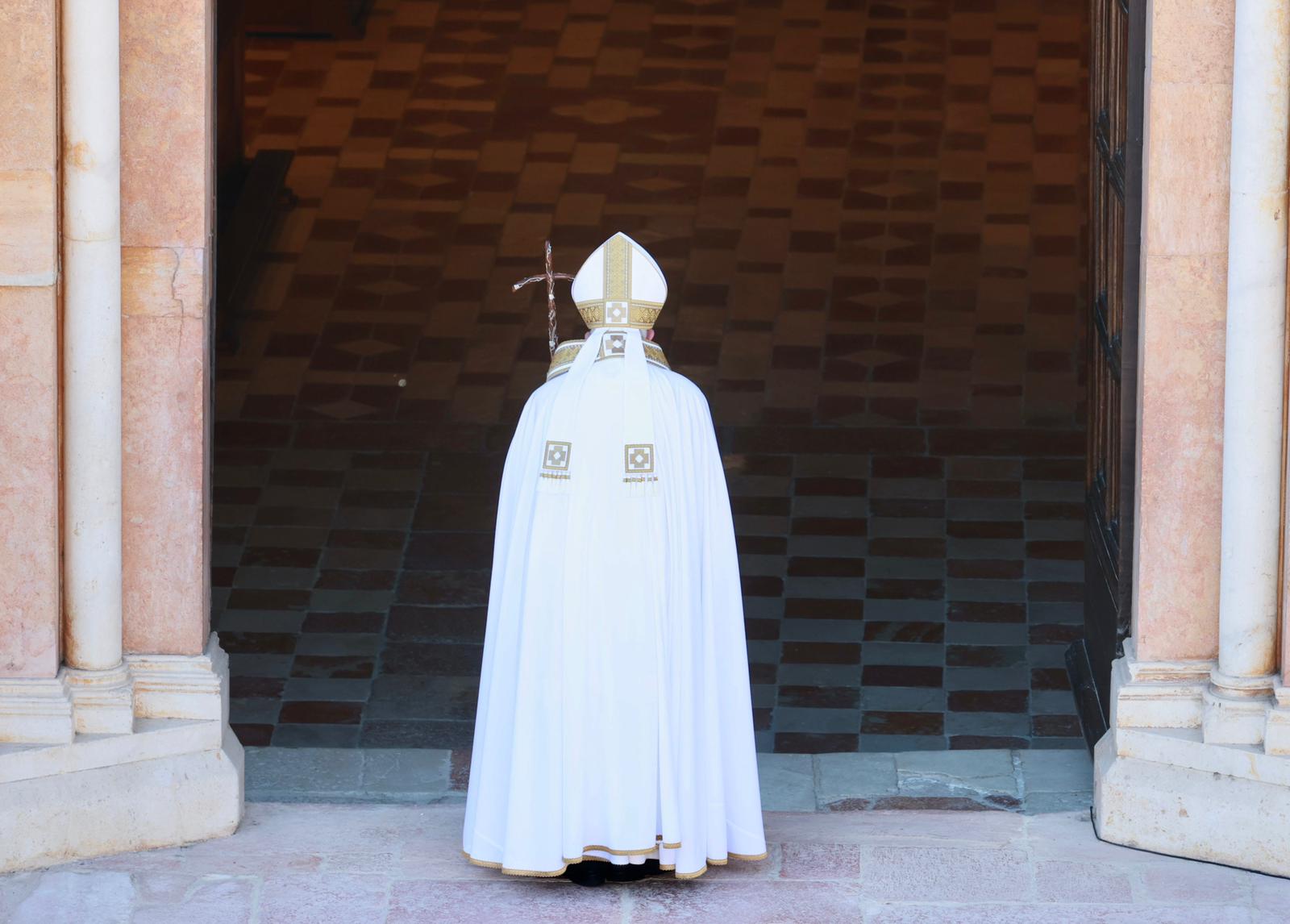 البابا فرنسيس يفتح الباب المقدّس في مدينة لاكويلا