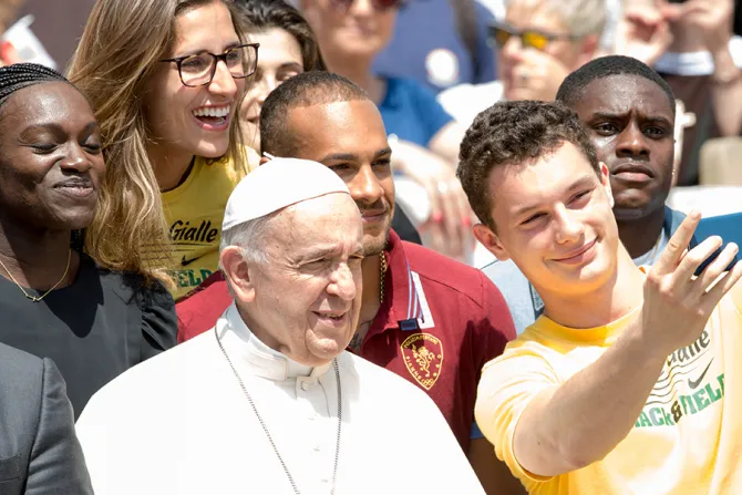 البابا فرنسيس مع مجموعة من الشباب في العام 2018
