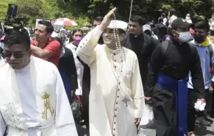 الأسقف رولاندو ألفاريز من نيكاراغوا يسير مع حجّاج آخرين إلى ضريح الطفل الإلهي في يوليو 2022 Provided by: Manuel Obando and Diocese Media
