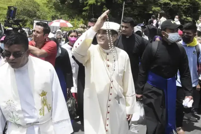 الأسقف رولاندو ألفاريز من نيكاراغوا يسير مع حجاج آخرين إلى ضريح الطفل الإلهي في يوليو 2022