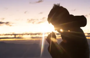 هل يصمت الله في ساعة المحنة؟ مصدر الصورة: Doidam 10/Shutterstock