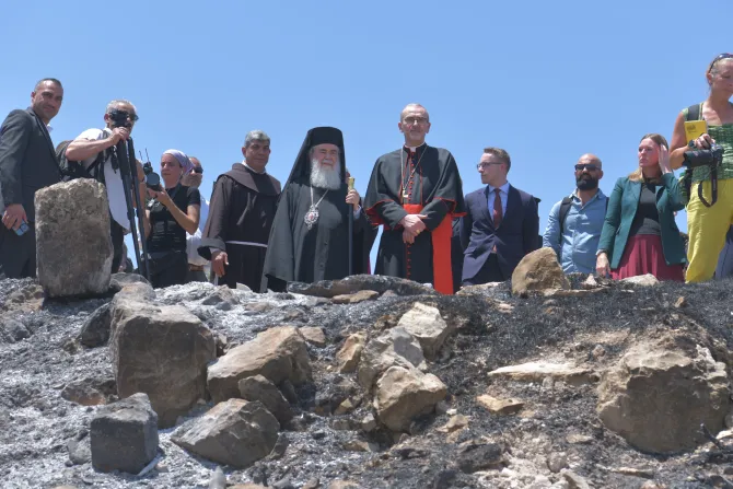 رؤساء الكنائس في القدس يزورون بلدة الطيبة في رام الله