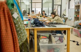 من مشغل الخياطة الذي تحتضنه عمّان، الأردن مصدر الصورة: مارينيلا بانديني/وكالة الأنباء الكاثوليكية