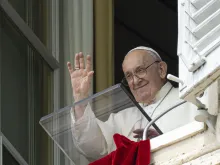 البابا فرنسيس يتلو اليوم صلاة التبشير الملائكي في الفاتيكان
