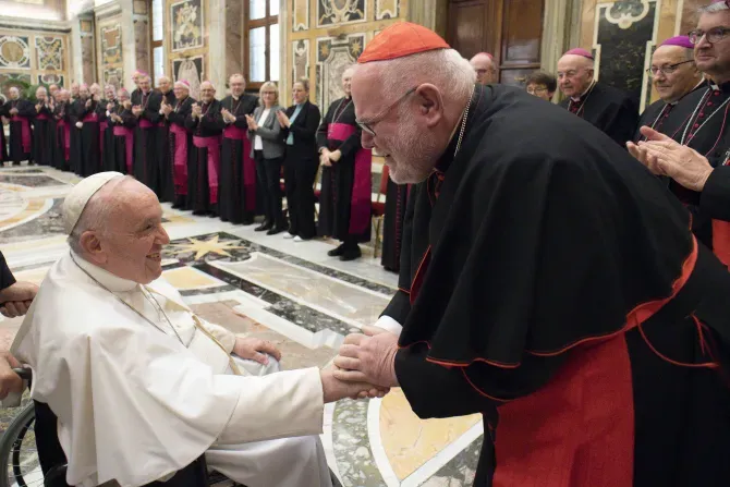 الكاردينال راينهارد ماركس والأساقفة ألالمان يجتمعون مع البابا فرنسيس في الفاتيكان، 17 نوفمبر 2022.