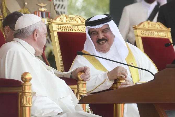البابا فرنسيس يتحدّث مع الملك البحريني في «ملتقى البحرين للحوار: الشرق والغرب من أجل التعايش الإنساني»