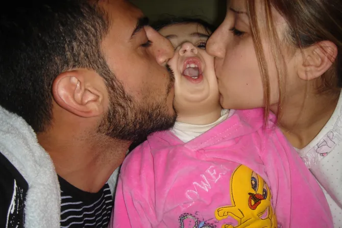 صورة عائليّة تجمع نيفين وزوجها الشهيد بيير كبرئيل وابنتهما