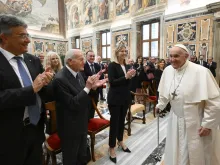 البابا فرنسيس يلتقي اليوم وفدًا من جائزة الصحافة الدوليّة «بياجو أنييس»
